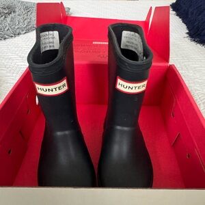 New in box Hunter Kids First Classic Boots size 7 boys 8 girls